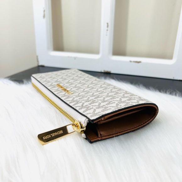 Michael Kors Jet Set Travel Large Three Quarter Zip Wallet - Picture 4 of 15